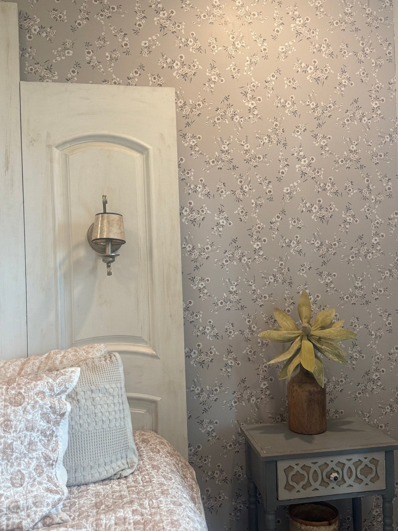 Dainty Flower Wallpaper