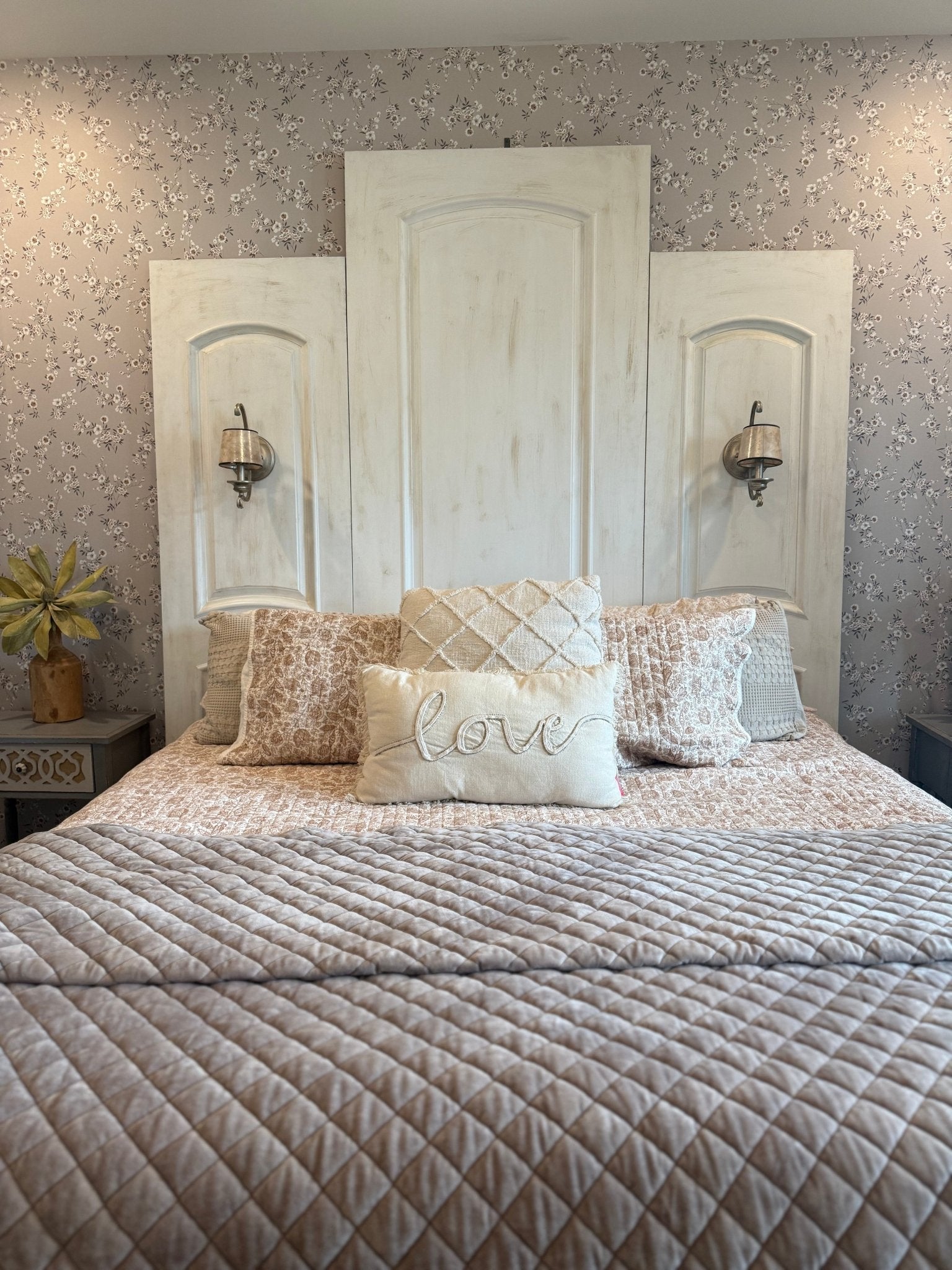 Dainty Flower Wallpaper