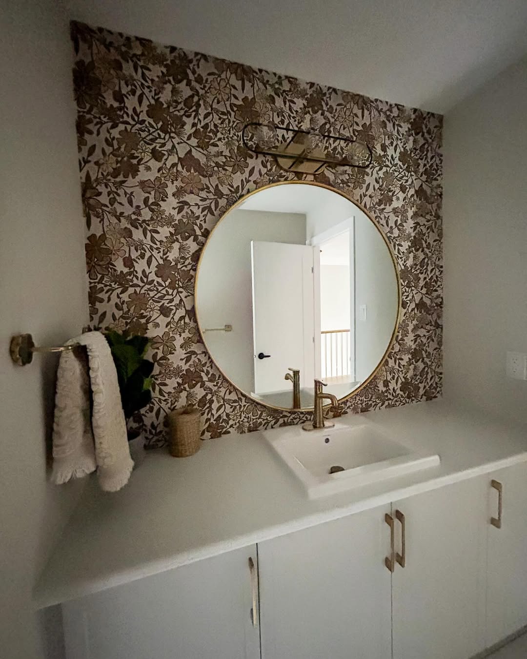 Subtle Floral Peel and Stick Wallpaper (Self-Adhesive)