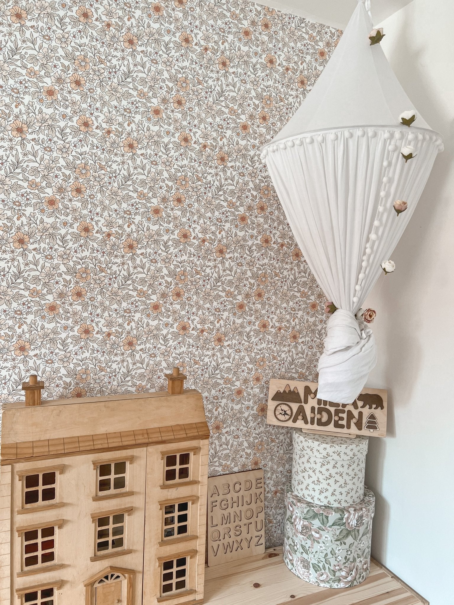 Small flower design wallpaper with orange, white and cream colours, peel and stick minimal floral wallpaper