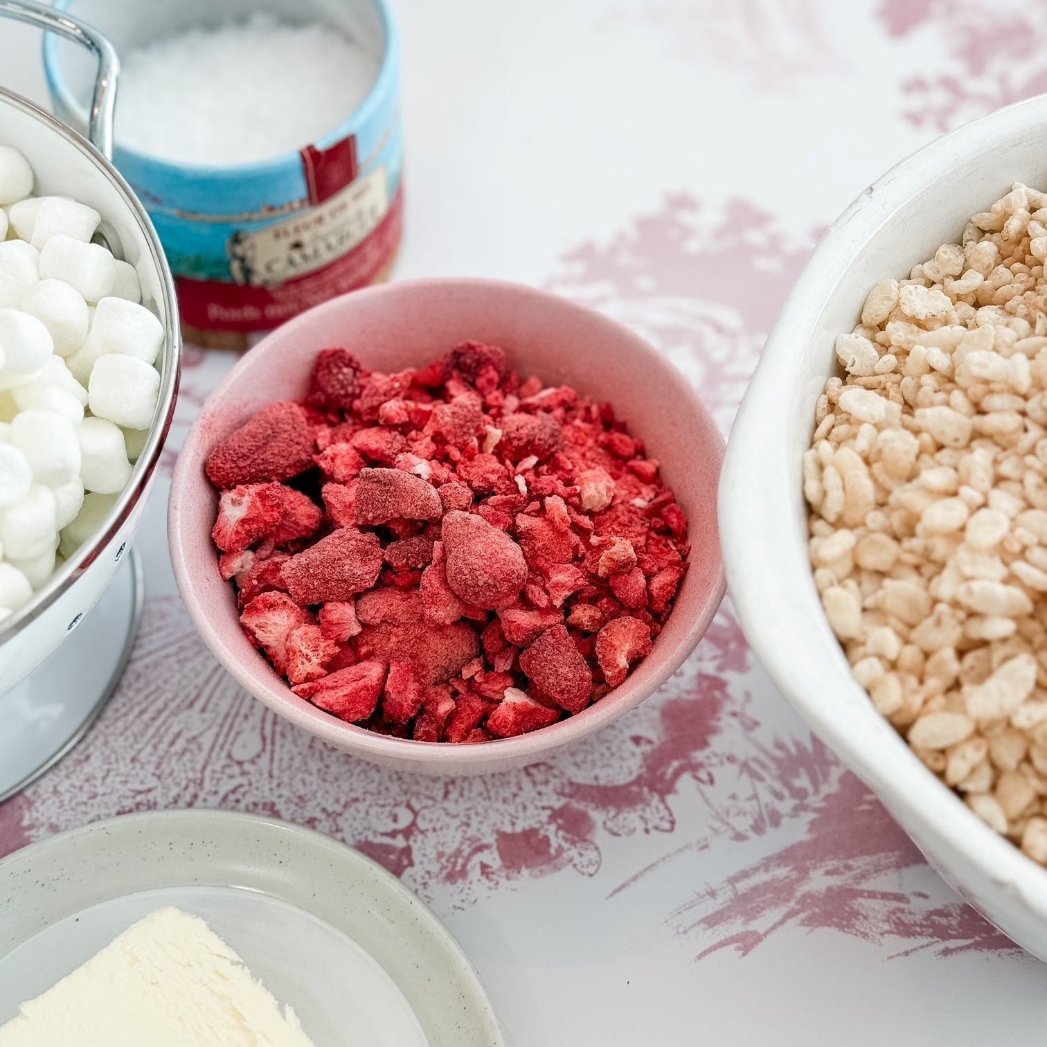 valentines day rice krispie treats, valentines day recipe ideas, rice krispies, dried strawberry recipe