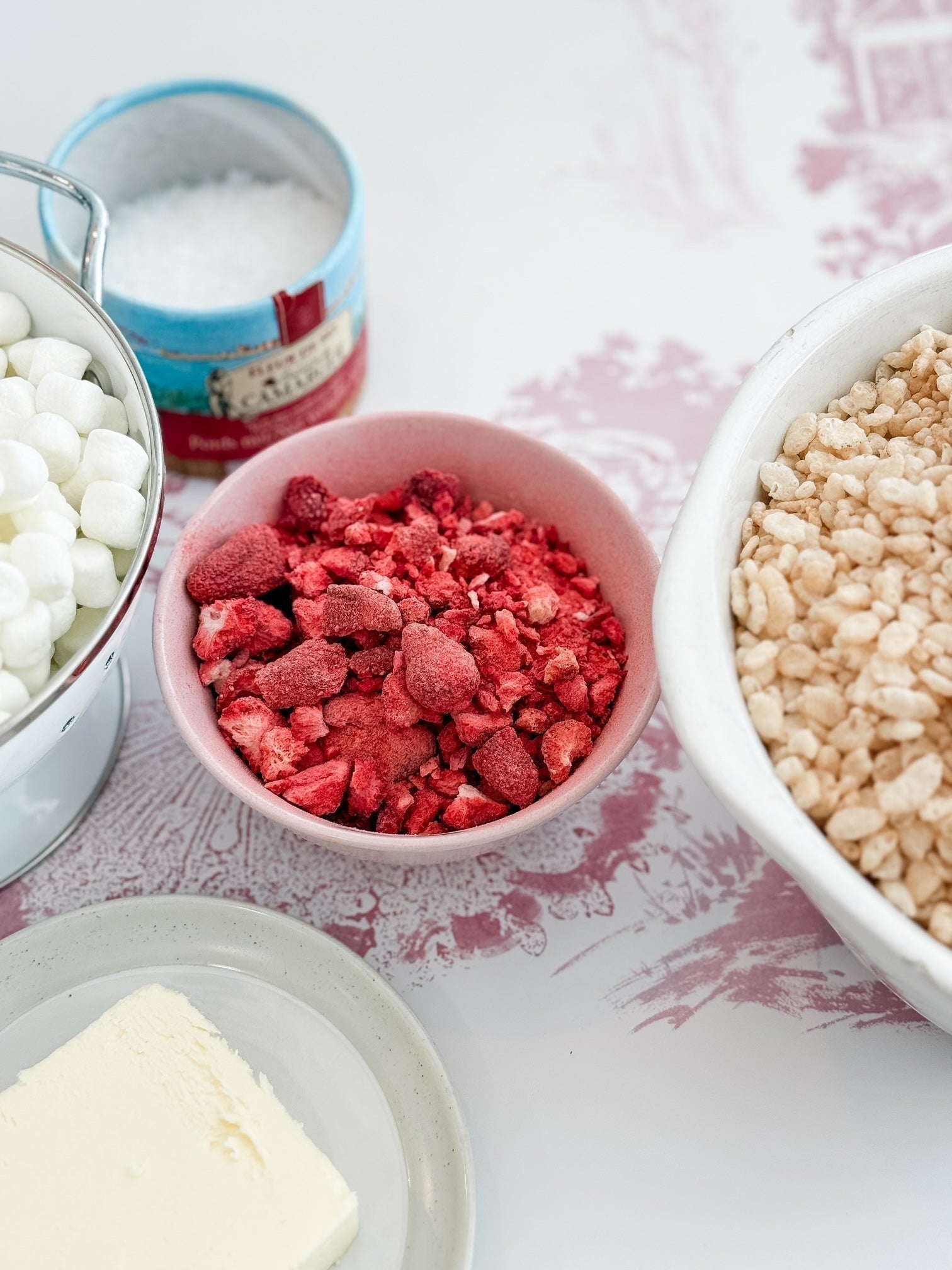 valentines day rice krispie treats, valentines day recipe ideas, rice krispies, dried strawberry recipe